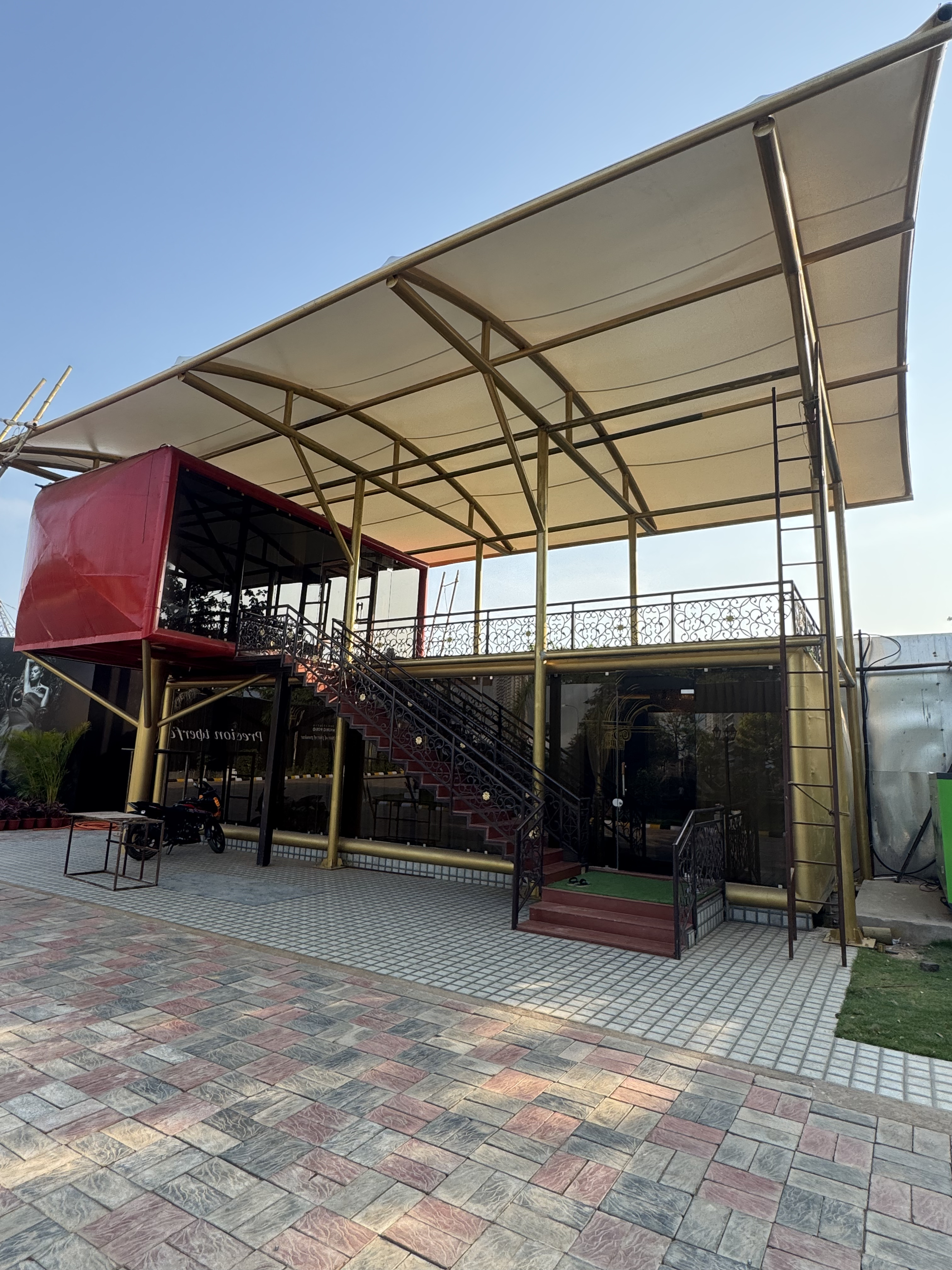 Commercial Container - Exterior